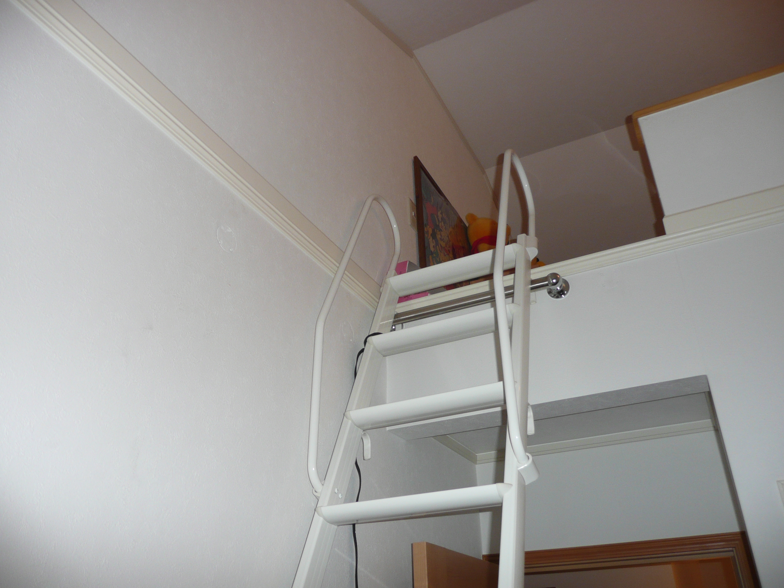 <b>●ロフト階段ハシゴリフォーム前</b><span style='color:#7fff00;'></span><br>階段使用する際にグラグラしたら気になりますね…<br>