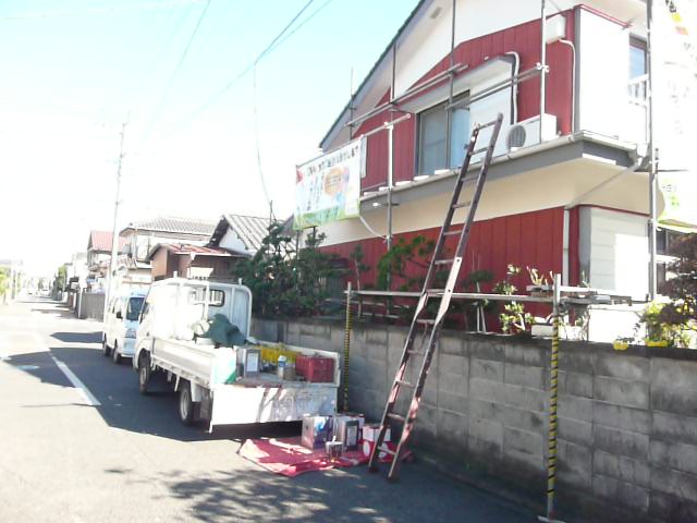 ●工事中の写真<br>外壁の赤茶の色は下塗り材の色。<br>この後に仕上げのスカイブルー色の仕上げ<br>
