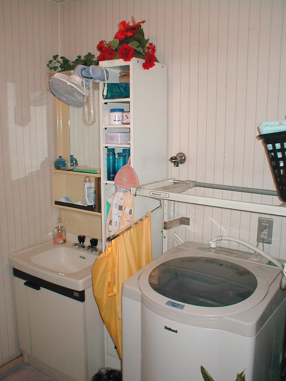 洗面台交換前の写真。<br><br>お客様綺麗にお使いで、まだピカピカです。使い勝手が30年前と現在比べると、メーカーの商品開発もあり使いやすい商品出ていますね。<br>